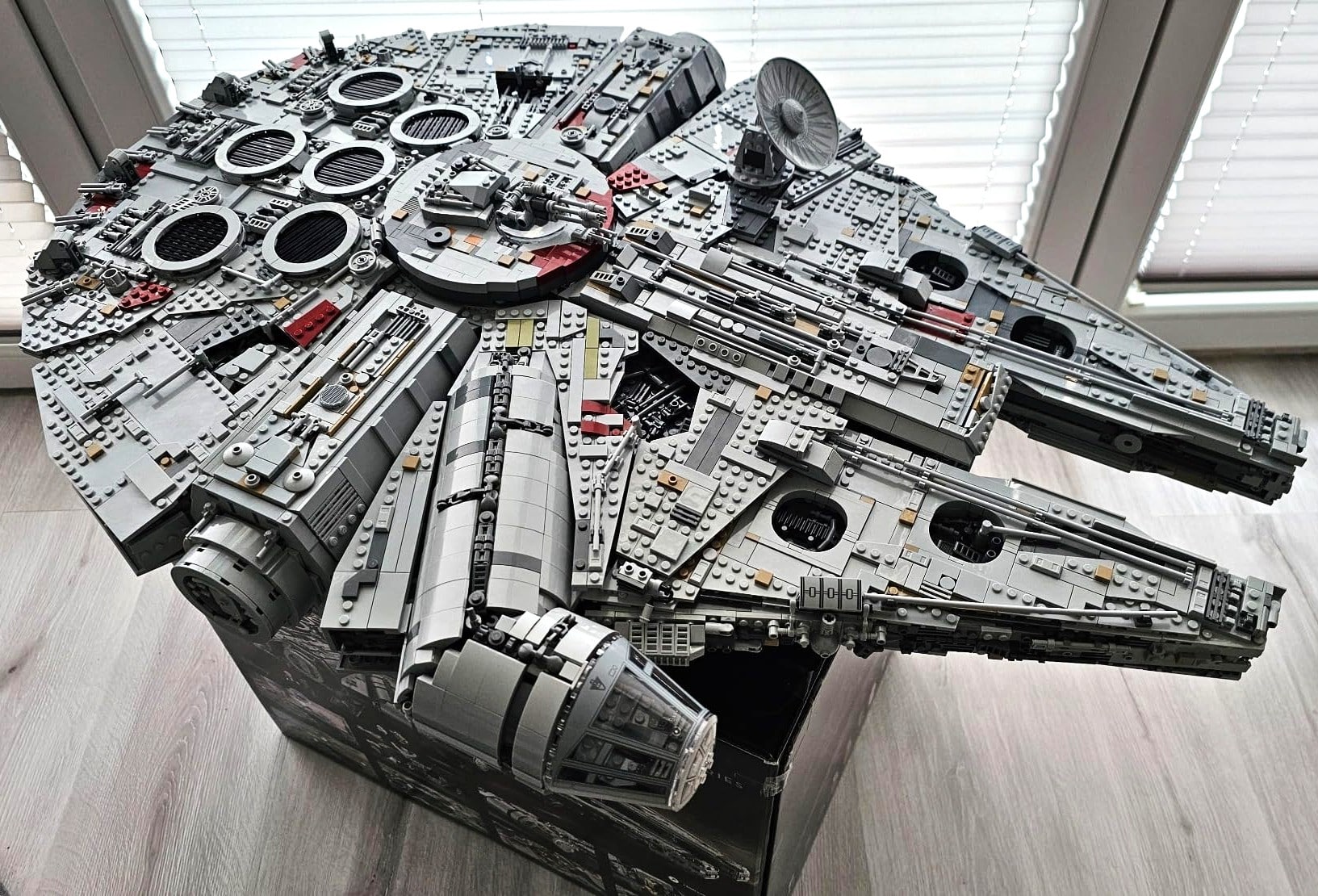 Reseña Definitiva del LEGO UCS Millennium Falcon 75192: El Set Más Icónico de la Galaxia