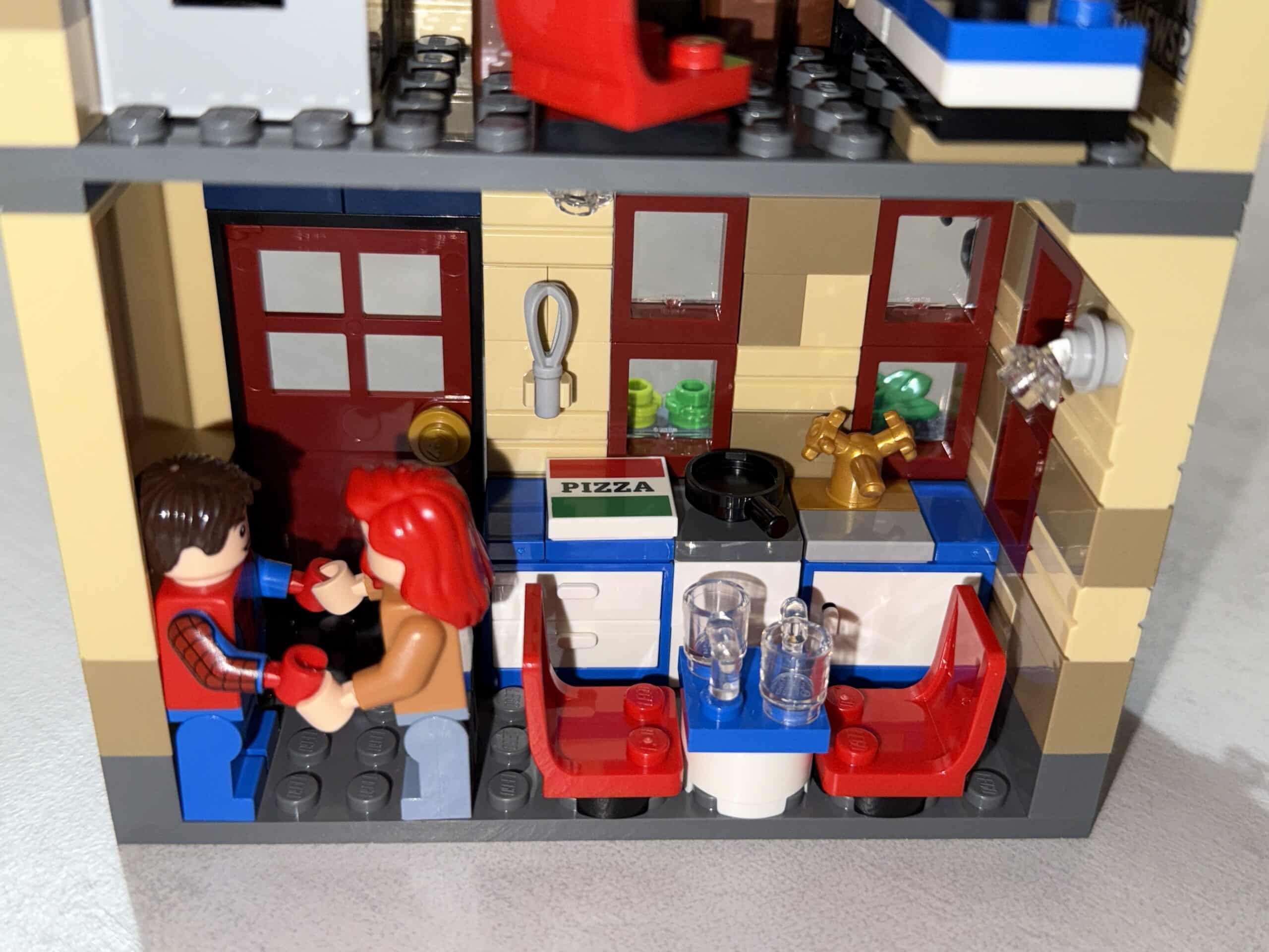Descubre el Set LEGO Marvel: Apartamento de Peter Parker 76218: Acci&oacute;n Superh&eacute;roica en Dos Plantas
