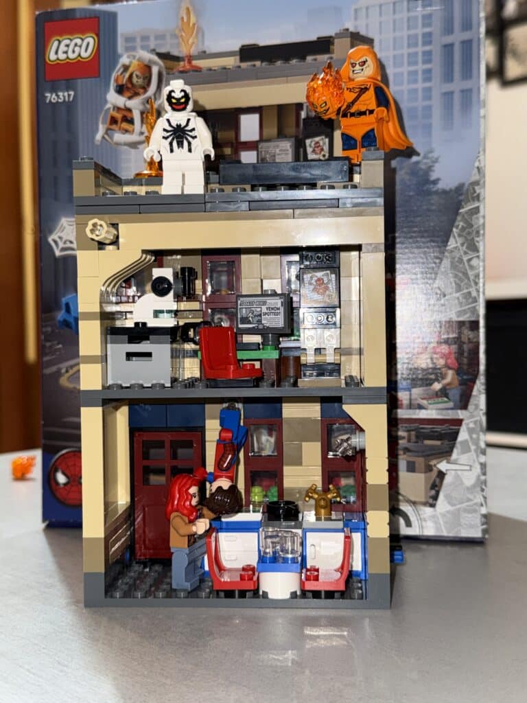 Descubre el Set LEGO Marvel: Apartamento de Peter Parker 76218: Acci&oacute;n Superh&eacute;roica en Dos Plantas
