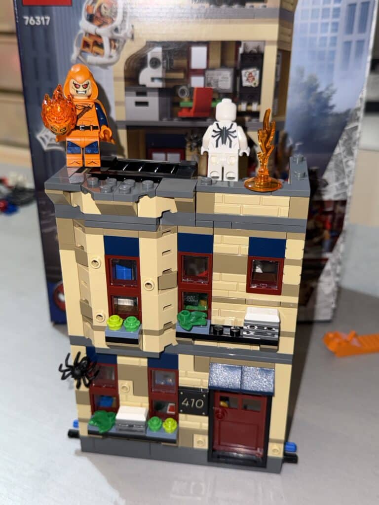 Descubre el Set LEGO Marvel: Apartamento de Peter Parker 76218: Acción Superhéroica en Dos Plantas