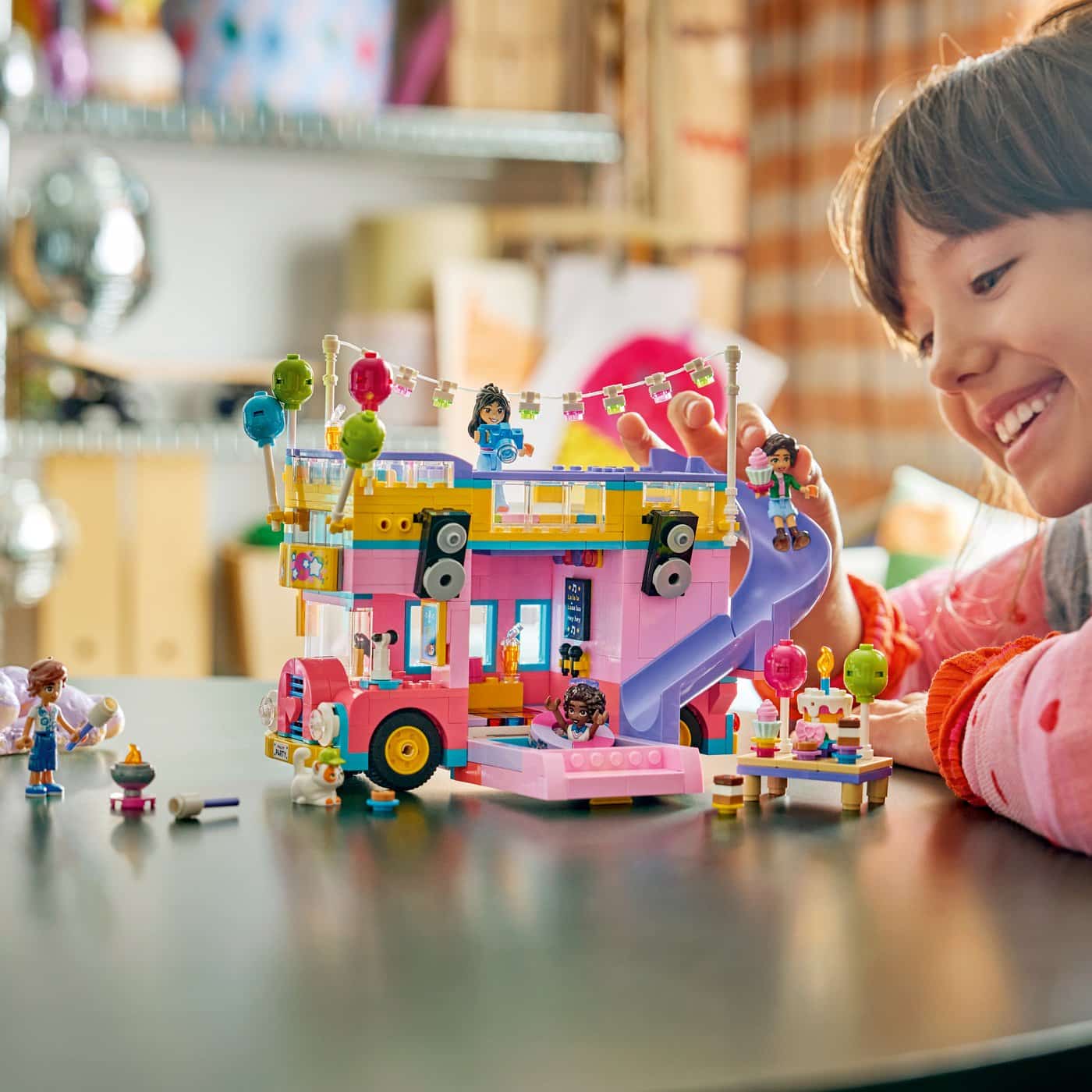 LEGO Friends Party Bus de la Amistad 42718 con piscina y tobogán